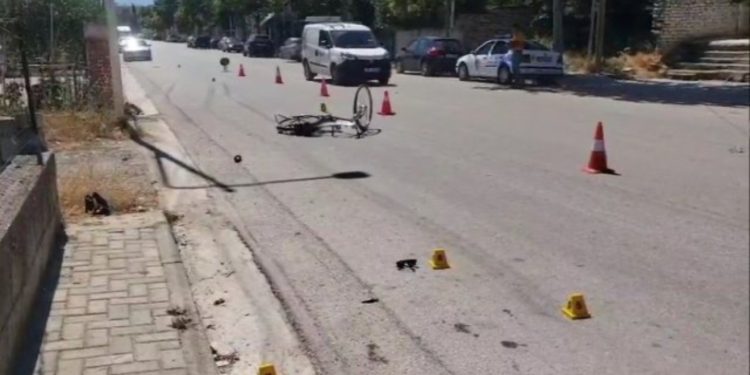 Aksident në Berat/ Makina përplas 82-vjeçarin me biçikletë, shoferi largohet nga vendi i ngjarjes
