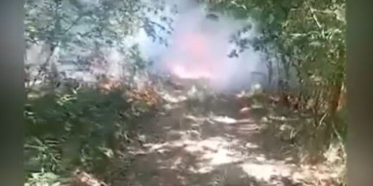 FOTO/ Përfshihet nga flakët makina në Belsh, mjeti shkrumbohet totalisht