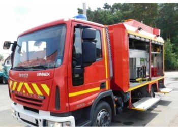 Përfshihet nga flakët tregu ambulant në Durrës, zjarrfikësit mbërrijnë në vendin e ngjarjes