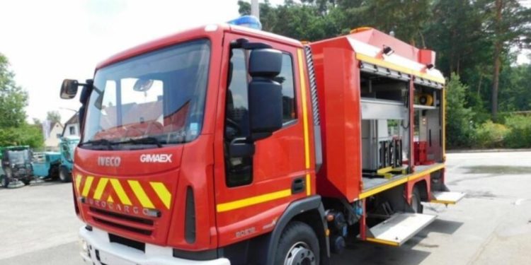 Përfshihet nga flakët tregu ambulant në Durrës, zjarrfikësit mbërrijnë në vendin e ngjarjes