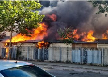 Zjarri masiv te tregu ambulant në Durrës/ Dalin PAMJET nga vendi i ngjarjes, flakët përfshijnë dyqanet me struktura llamarine