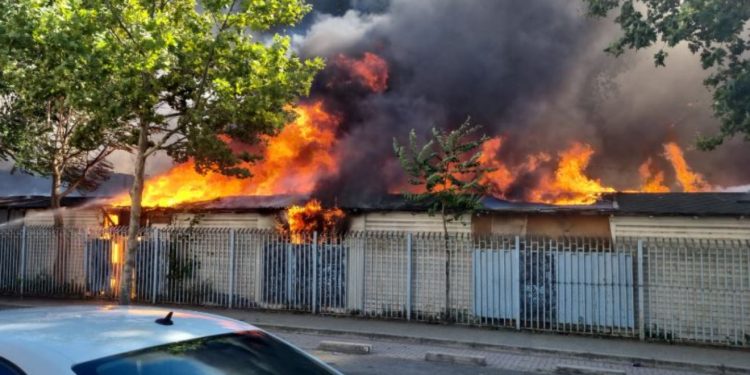 Zjarri masiv te tregu ambulant në Durrës/ Dalin PAMJET nga vendi i ngjarjes, flakët përfshijnë dyqanet me struktura llamarine