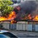 Zjarri masiv te tregu ambulant në Durrës/ Dalin PAMJET nga vendi i ngjarjes, flakët përfshijnë dyqanet me struktura llamarine