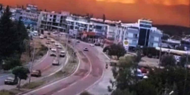 Zjarret përfshijnë Turqinë, Izmiri nën flakë, tymi arrin deri në Patmos! Mbyllet aeroporti