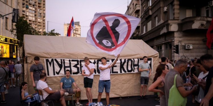 Nis heqja e barrikadave në Serbi, protestuesit kërkojnë lirimin e të ndaluarve