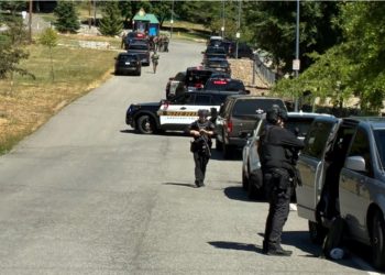 Dyshohet se autori iu bëri pritë duke ndezur qëllimisht zjarr, qëllohen për vdekje me armë dy zjarrfikës në SHBA