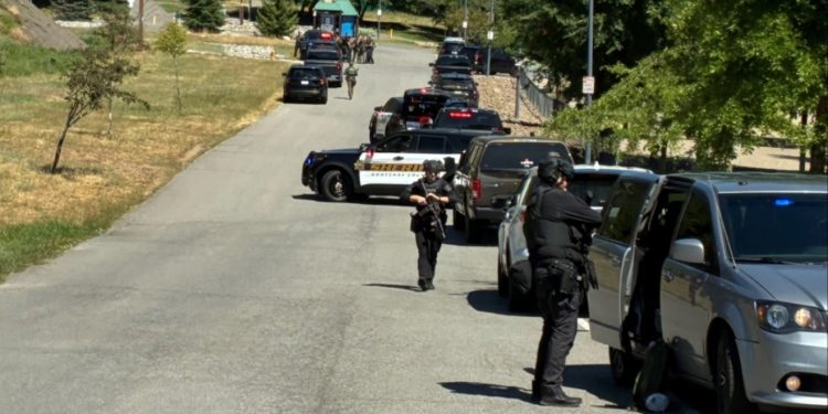 Dyshohet se autori iu bëri pritë duke ndezur qëllimisht zjarr, qëllohen për vdekje me armë dy zjarrfikës në SHBA