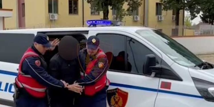 EMRI/ Në kërkim nga Italia për trafik droge në kuadër të organizatës kriminale, arrestohet 20-vjeçari në aksin Fier-Vlorë