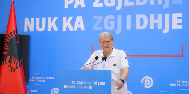 Berisha denoncon skandalin e Celibashit: 350 kuti votimi janë marrë nga magazinat e KQZ pa asnjë dokument dhe janë dorëzuar në një vend të administruar nga një ish-deputet i PS