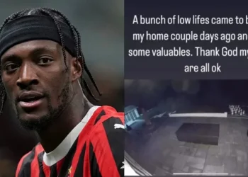 Abraham poston video, transmeton “live” me celular grabitjen e shtëpisë së tij