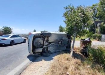 Aksidenti me dy të lënduar në rrugën Fier-Lushnje, benzi dhe motoçikleta u përmbysën.