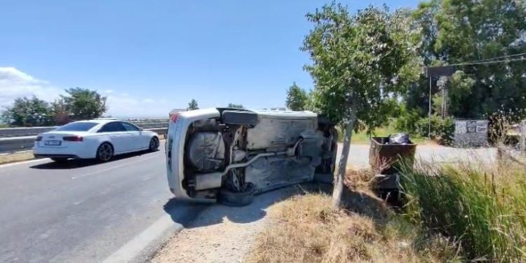 Aksidenti me dy të lënduar në rrugën Fier-Lushnje, benzi dhe motoçikleta u përmbysën.