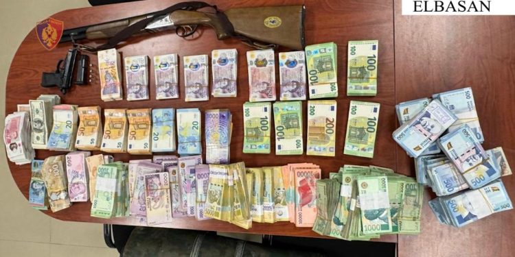 Bllokimi i të ardhurave; sekuestrohen dhjetëra milionë lekë në moneda të ndryshme në Elbasan.
