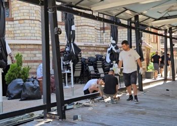 "Çmendet" baret dhe lokalet në pedonalen e Korçës