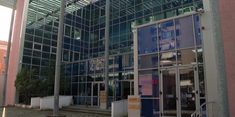 Drogë dhe tregti të rriturish, dëshmia e një punëtori kanabisi çon në hetimin e një vepre tjetër nga SPAK.