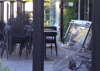 Elbasani pastrohet në trotuarë, më shumë se 100 biznese janë njoftuar për të liruar hapësirat publike që kanë bllokuar.