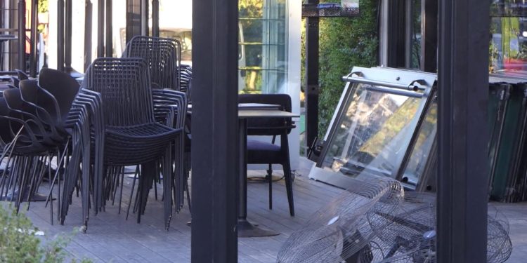 Elbasani pastrohet në trotuarë, më shumë se 100 biznese janë njoftuar për të liruar hapësirat publike që kanë bllokuar.