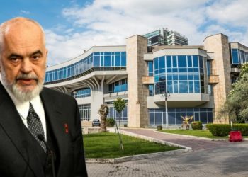 Është gati për kullat? Pallati i Kongreseve kalon nën menaxhimin e Ministrisë së Ekonomisë.