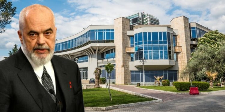 Është gati për kullat? Pallati i Kongreseve kalon nën menaxhimin e Ministrisë së Ekonomisë.