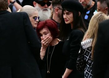 Foto/ Sharon Osbourne loton në funeralin e Ozzy-t, mijëra fansa i japin lamtumirën “Princit të Errësirës” në rrugët e Birminghamit.