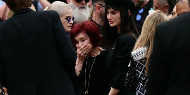 Foto/ Sharon Osbourne loton në funeralin e Ozzy-t, mijëra fansa i japin lamtumirën “Princit të Errësirës” në rrugët e Birminghamit.