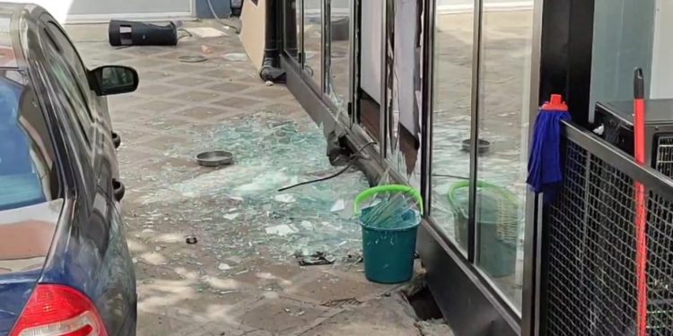 Shpërthim me tritol në një lokal në “Rrugën e Durrësit” në Tiranë, lënda plasëse u vendos në derën hyrëse të biznesit