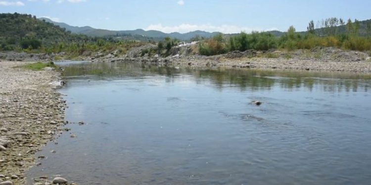 Tragjedi në Elbasan! Ishin duke ruajtur bagëtitë dhe u futën në lumë për t’u larë, mbyten dy fëmijë në Shkumbin! Detajet e para