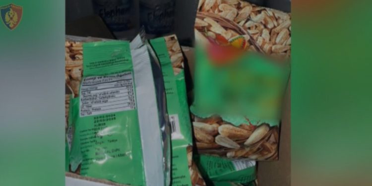 VIDEO/ Zbulimi i magazinës ku falsifikoheshin etiketat e ushqimeve të skaduara në Vlorë, nga frutat e thata, brioshët dhe pijet, ja produktet që rihidheshin në treg