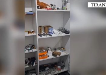 EMRI/ Lëvizte me armë zjarri gati për qitje, arrestohet 30-vjeçari në Tiranë, zbulohet një punishte ku prodhonte silenciatorë