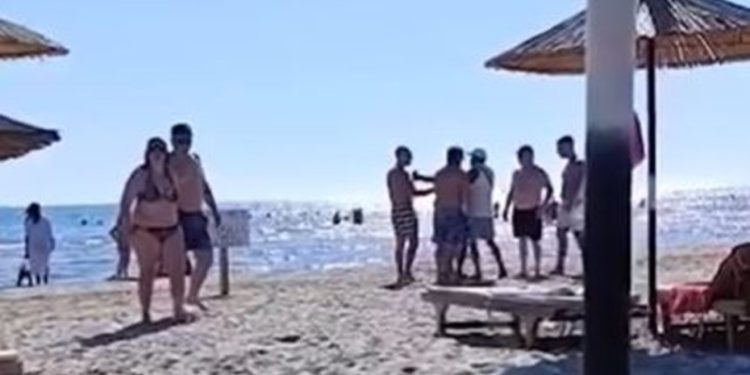 VIDEO/ U kërkoi që të mos luajnë me top pranë pushuesve, të rinjtë në Durrës përplasen fizikisht me punonjësin e çadrave, e shtyjnë dhe e hedhin në rërë