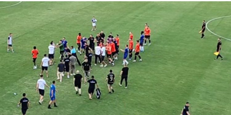 VIDEO / Edhe në miqësore futbolli shqiptar ndahet me grushta!