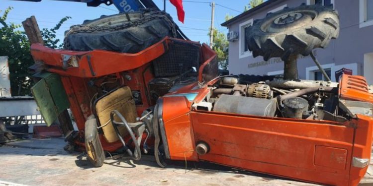 Aksident në Divjakë/ Përmbyset mjeti bujqësor dhe e zë poshtë, humb jetën tragjikisht 62-vjeçari