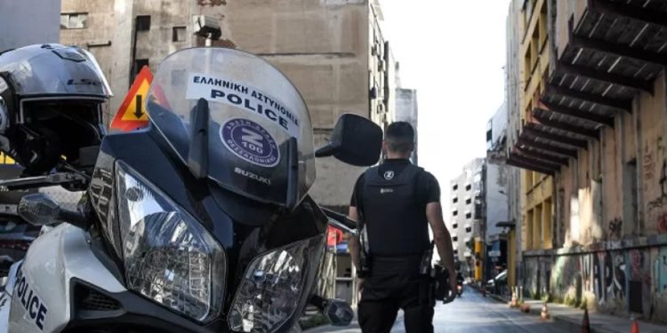 Shkatërrohet rrjeti kriminal i trafikut të drogës në Mykonos/ Në pranga tetë persona, policia greke bashkëpunonte me shqiptarë! Drogën e sekuestruar e rihidhnin në treg