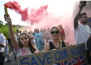 VIDEO/ “Dëboni kriminelët e huaj, mbrojini vajzat tona”/ Trazira jashtë hotelit të azilkërkuesve në Londër pas akuzave për sulme seksuale