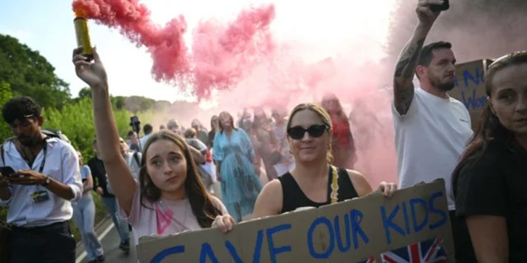 VIDEO/ “Dëboni kriminelët e huaj, mbrojini vajzat tona”/ Trazira jashtë hotelit të azilkërkuesve në Londër pas akuzave për sulme seksuale