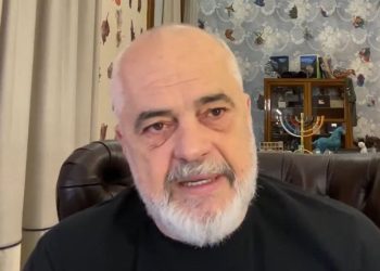 “O Lul ku je mo artist”/ Rama thumbon Bashën: U bë shumë kohë që s’të shoh! Nuk më ndoqe mbete te 7X7