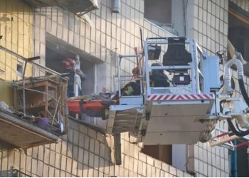 VIDEO/ Kaos në aeroportet e Moskës pas sulmeve me dronë ukrainasë/ Mijëra pasagjerë u detyruan të prisnin në rradhë, të tjerë shihen duke fjetur në dysheme