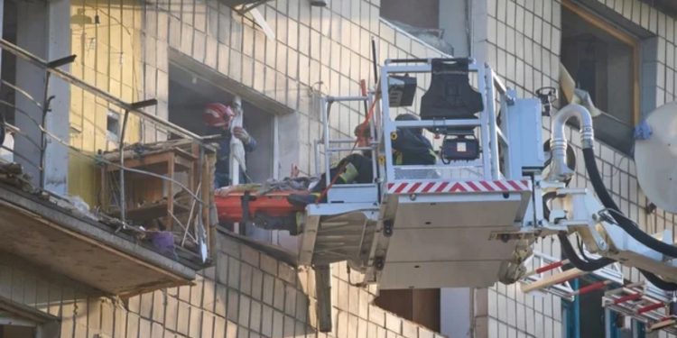 VIDEO/ Kaos në aeroportet e Moskës pas sulmeve me dronë ukrainasë/ Mijëra pasagjerë u detyruan të prisnin në rradhë, të tjerë shihen duke fjetur në dysheme