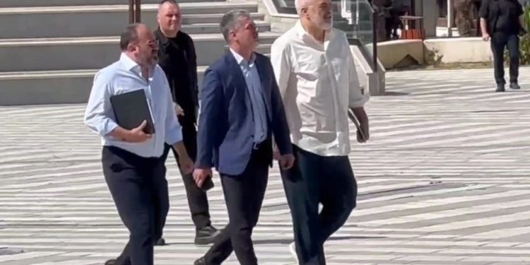 Aplikimet për drejtorë në bashki/ Rama: Vlora nisi e para me intervistat! Në bashkëpunim me Institutin Tony Blair është konceptuar një strukturë e re organizative në bashkinë Tiranë