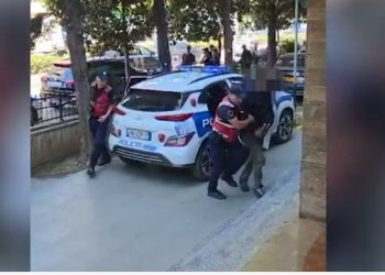 Përndoqi ish të dashurën në rrjete sociale dhe i la 2 fishekë në oborrin e banesës së familjes, arrestohet 34-vjeçari