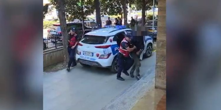 Përndoqi ish të dashurën në rrjete sociale dhe i la 2 fishekë në oborrin e banesës së familjes, arrestohet 34-vjeçari
