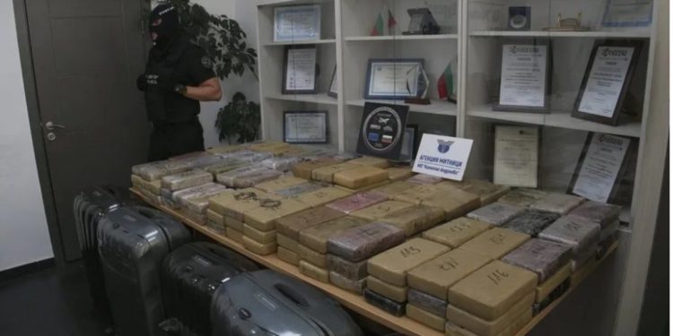 Diplomati nga Kongo kapet me 19 milionë euro kokainë në makinë