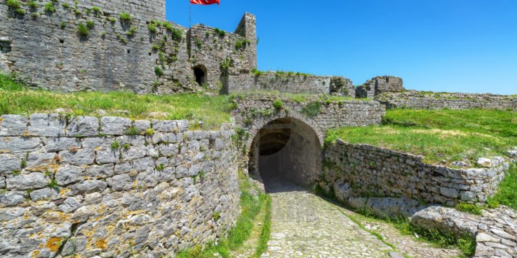 Me qira për 20 vjet, ja ambientet që do t’I jepen privatit në Kalanë e Lëkurësit dhe Rozafës