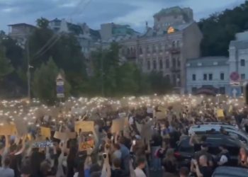 Kievi “pushtohet” nga protestat, Ukraina nuk do ta falë Zelensky-n për këtë ligj