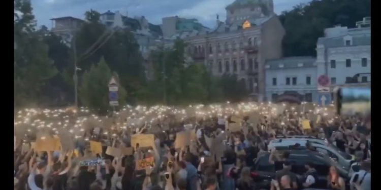 Kievi “pushtohet” nga protestat, Ukraina nuk do ta falë Zelensky-n për këtë ligj
