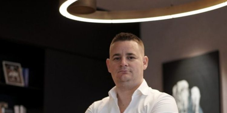 Laert Kasaj figurë kyçe në pastrimin e pasurive, kush është biznesmeni që u dhunua barbarisht te Delijorgji pas përplasjeve për zaptimin e hapësirave publike