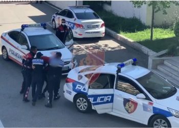 Vodhën 409 mijë euro nga kompania ku punonin, arrestohet shpërndarësi i porosive, shpallet në kërkim financierja