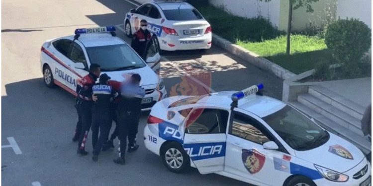 Vodhën 409 mijë euro nga kompania ku punonin, arrestohet shpërndarësi i porosive, shpallet në kërkim financierja