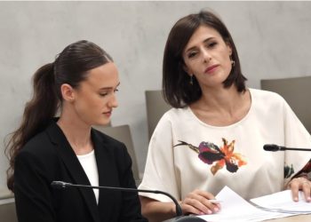 VIDEO/ Lapaj herë e quan motër e herë vajzë tezeje, kush është kandidatja që mund të marrë mandatin e “Nisma Shqipëria Bëhet”