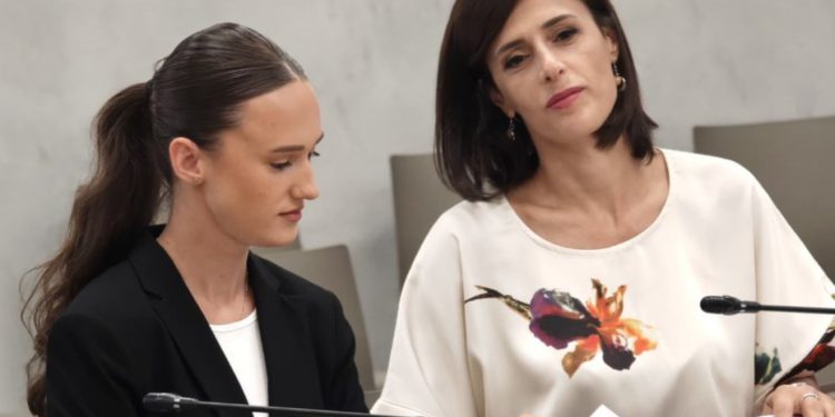 VIDEO/ Lapaj herë e quan motër e herë vajzë tezeje, kush është kandidatja që mund të marrë mandatin e “Nisma Shqipëria Bëhet”